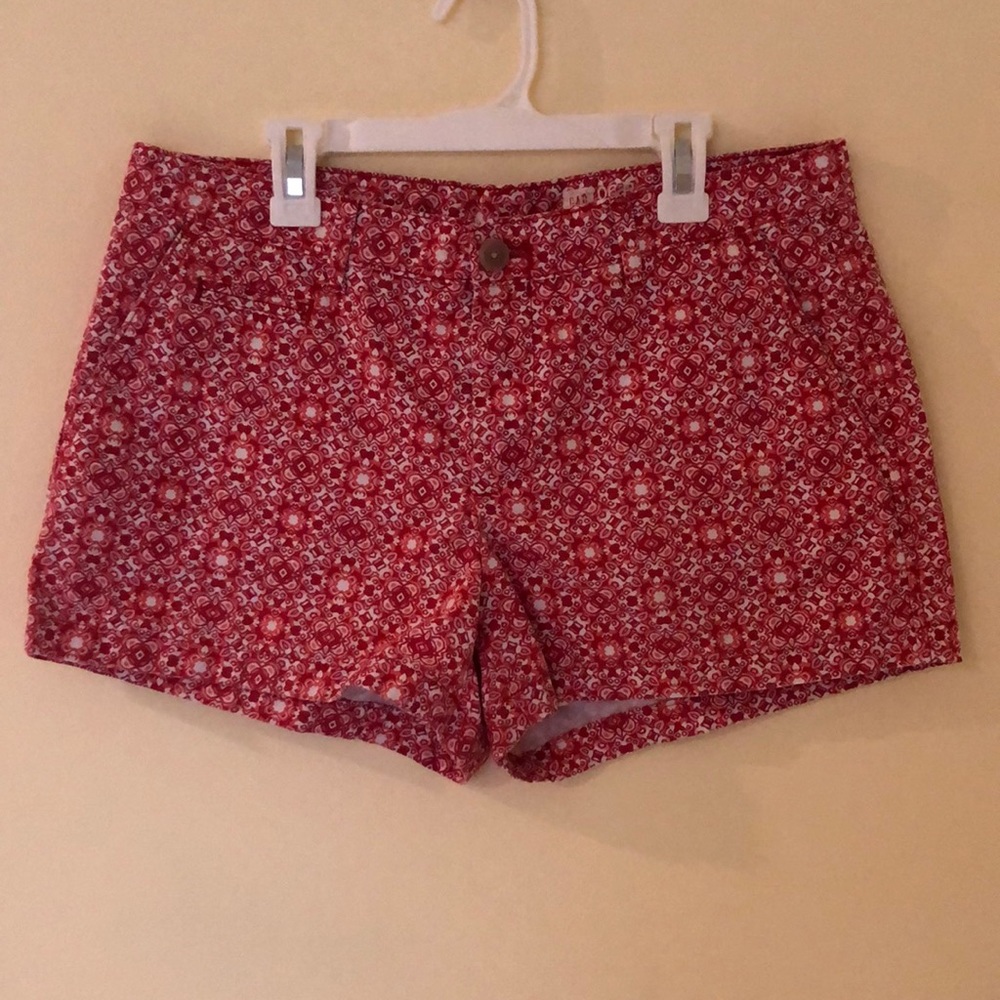Gap patterned khaki shorts